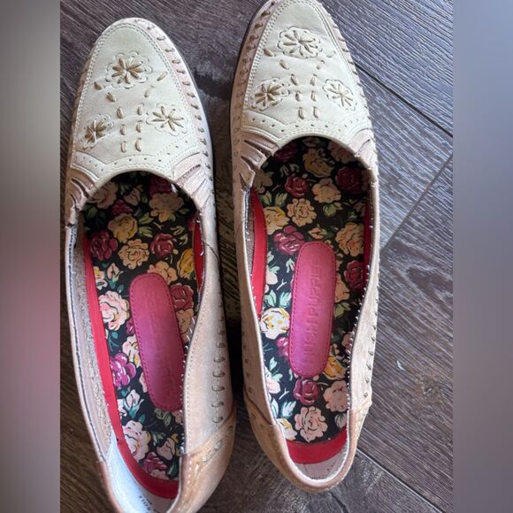 6.5 Women’s Hush Puppies Slip on Suede Shoes Embroidered Floral Flats - Picture 7 of 9